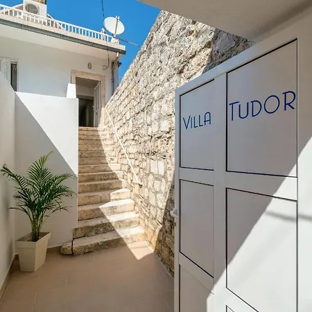 Διαμέρισμα Tudor 2 Χβαρ