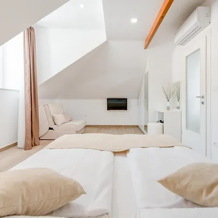 Tudor 2 Apartment Hvar Town